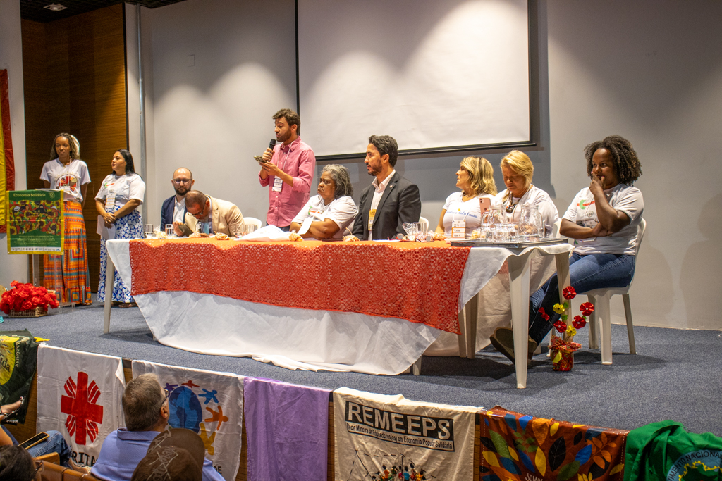 Mesa de abertura com a presença de autoridades e representantes da sociedade civil organizada. Foto: Wellington Oliveira/Cáritas MG.